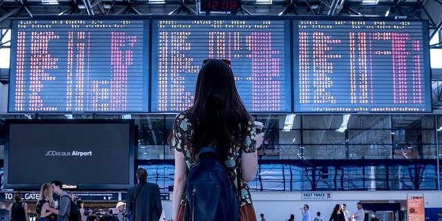 Meisje op luchthaven