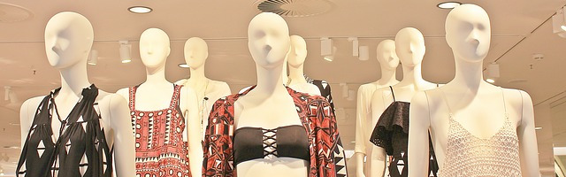 Mannequins with identical faces